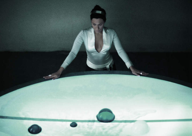 西方人,头发,一个人,商务人士,商务女性,办公室,站,笑,摸,微笑,横图,俯视,室内,白天,桌子,欧洲,欧洲人,仅一个年轻女性,仅一个女性,仅一个人,撑,抚摸,套装,办公桌,墙,灯光,注视,墙壁,墙面,黄色,低头,观察,看,站着,观看,察看,撑着,关注,商务装,工薪阶层,年轻女性,女人,女性,白种人,白领,上班族,触摸,接触,站立,半身,彩图,高角度拍摄