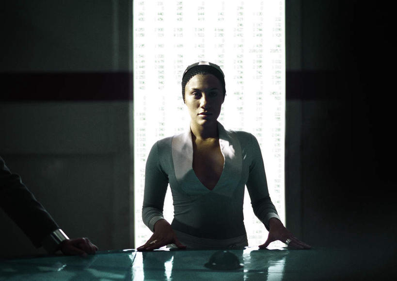 西方人,头发,一个人,商务人士,商务女性,办公室,站,笑,摸,微笑,横图,室内,白天,正面,显示器,桌子,欧洲,欧洲人,仅一个年轻女性,仅一个女性,仅一个人,撑,抚摸,阴影,套装,光线,屏幕,影子,办公桌,墙,注视,显示屏,墙壁,墙面,一个,黄色,白色,阳光,观察,看,站着,单个,观看,察看,撑着,关注,商务装,工薪阶层,输出设备,年轻女性,女人,女性,白种人,白领,上班族,触摸,接触,站立,半身,彩图