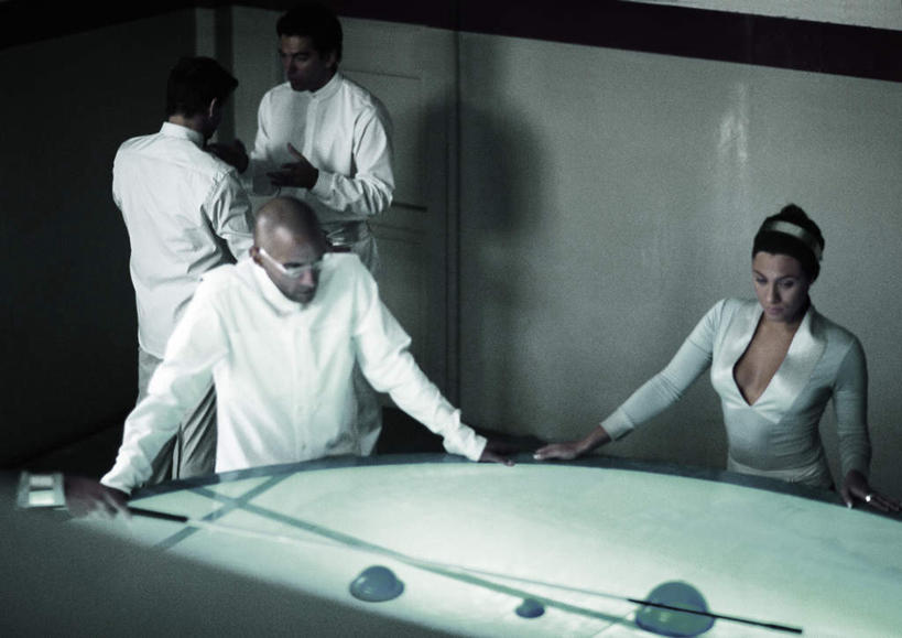 西方人,四个人,伙伴,同事,朋友,商务人士,商务女性,办公室,站,笑,摸,说,微笑,露齿笑,横图,俯视,室内,白天,讨论,友谊,成功,合作,团队,集体,信心,桌子,欧洲,欧洲人,撑,套装,开会,会议,眼镜,影子,办公桌,墙,灯光,注视,队伍,相视,墙壁,墙面,低头,观察,看,站着,面对面,观看,对视,察看,领导,撑着,成就,关注,相对,商务装,合伙,领袖,近视眼镜,工薪阶层,相看,交流,友情,男人,男性,年轻男性,年轻女性,女人,女性,白种人,白领,上班族,触摸,沟通,讲话,交谈,接触,商讨,说话,谈话,站立,半身,彩图,高角度拍摄