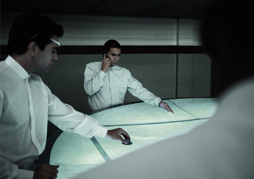 西方人,背部,三个人,伙伴,同事,朋友,商务人士,商务女性,办公室,站,举,摸,打电话,横图,室内,白天,正面,友谊,成功,合作,团队,集体,信心,桌子,电话,手机,欧洲,欧洲人,一张,抚摸,握,指,阴影,套装,开会,会议,反射,眼镜,影子,办公桌,墙,拿,听,拿着,注视,方向,通讯设备,队伍,墙壁,墙面,观察,看,手势,托,站着,握着,观看,察看,领导,指向,成就,关注,商务装,合伙,领袖,近视眼镜,工薪阶层,交流,友情,男人,男性,年轻男性,年轻女性,女人,女性,白种人,白领,上班族,触摸,沟通,接触,举起,举手,举着,通话,向上举,向上伸,向上托,站立,半身,彩图