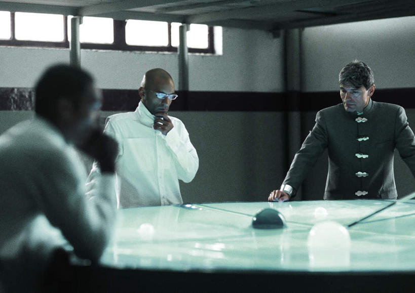 西方人,头发,三个人,伙伴,同事,朋友,商务人士,商务女性,办公室,站,笑,摸,说,微笑,横图,室内,白天,正面,讨论,友谊,成功,合作,团队,集体,信心,窗户,桌子,欧洲,欧洲人,一排,一张,许多,撑,抚摸,套装,开会,朦胧,模糊,整齐,会议,方格,眼镜,办公桌,墙,托腮,注视,队伍,玻璃窗,墙壁,墙面,排列,黄色,观察,看,托,站着,观看,察看,领导,撑着,成就,队列,关注,托下巴,商务装,合伙,领袖,近视眼镜,工薪阶层,交流,友情,男人,男性,年轻男性,年轻女性,女人,女性,白种人,白领,上班族,触摸,沟通,讲话,交谈,接触,商讨,说话,谈话,站立,半身,彩图