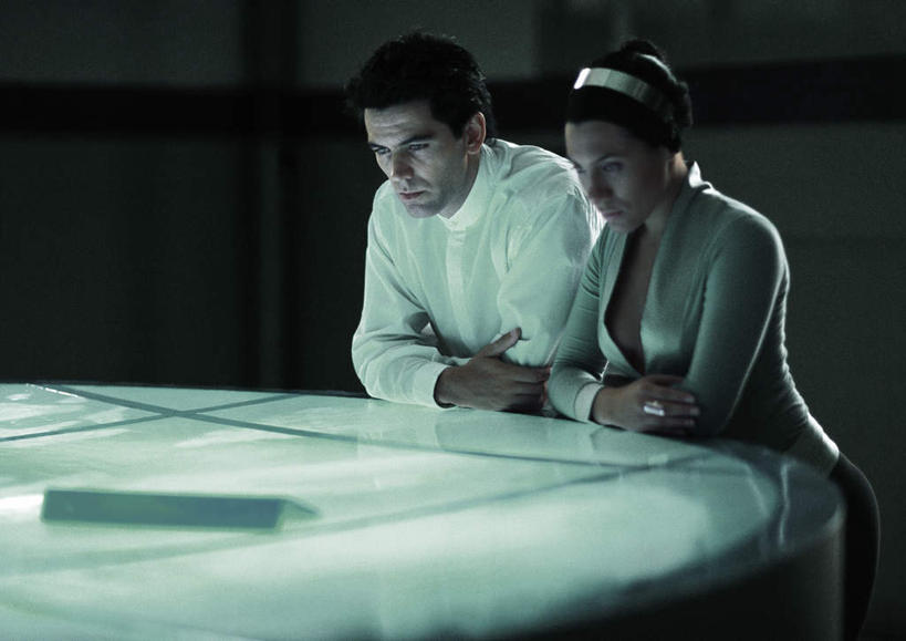 西方人,头发,两个人,伙伴,朋友,商务人士,商务女性,办公室,站,摸,双手交叉,横图,室内,白天,正面,友谊,桌子,欧洲,欧洲人,撑,抚摸,套装,办公桌,墙,灯光,注视,墙壁,墙面,黄色,黑色,低头,观察,看,趴着,站着,观看,察看,撑着,双手抱胸,关注,商务装,工薪阶层,友情,男人,男性,年轻男性,年轻女性,女人,女性,白种人,白领,上班族,触摸,接触,趴,站立,半身,彩图