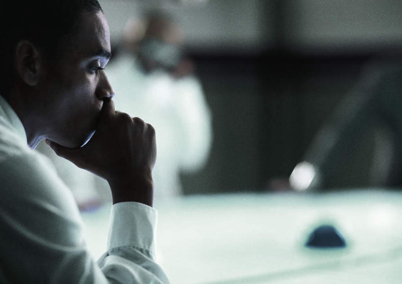 西方人,脸,头,脸颊,两个人,伙伴,朋友,商务人士,商务女性,办公室,站,举,摸,横图,室内,特写,白天,正面,友谊,桌子,欧洲,欧洲人,一张,撑,抚摸,阴影,套装,朦胧,模糊,反射,影子,办公桌,墙,托腮,注视,墙壁,墙面,低头,观察,看,托,站着,观看,察看,关注,托下巴,商务装,工薪阶层,友情,男人,男性,年轻男性,年轻女性,女人,女性,白种人,头部,脸部,脸蛋,面部,白领,上班族,触摸,接触,举起,举手,举着,向上举,向上伸,向上托,站立,半身,彩图