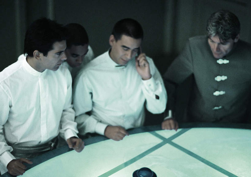 西方人,头发,四个人,伙伴,同事,朋友,商务人士,商务女性,办公室,站,举,笑,说,打电话,微笑,露齿笑,横图,俯视,室内,白天,讨论,友谊,成功,合作,团队,集体,信心,桌子,电话,手机,欧洲,欧洲人,握,阴影,套装,开会,会议,反射,影子,办公桌,墙,灯光,拿,听,拿着,注视,通讯设备,队伍,墙壁,墙面,黄色,黑色,低头,观察,看,托,站着,握着,观看,察看,领导,成就,关注,商务装,合伙,领袖,工薪阶层,一部,交流,友情,男人,男性,年轻男性,年轻女性,女人,女性,白种人,白领,上班族,沟通,讲话,交谈,举起,举手,举着,商讨,说话,谈话,通话,向上举,向上伸,向上托,站立,半身,彩图,高角度拍摄