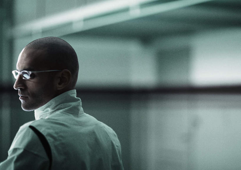 西方人,脸,头,脸颊,秃头,一个人,商务人士,商务男性,办公室,栏杆,站,笑,微笑,横图,室内,特写,白天,衬衫,欧洲,欧洲人,仅一个男性,仅一个人,阴影,套装,朦胧,模糊,反射,瓷砖,地砖,眼镜,影子,墙,围栏,地面,注视,护栏,墙壁,墙面,仅一个年轻男性,背面,观察,看,站着,转头,观看,察看,关注,商务装,近视眼镜,工薪阶层,男人,男性,年轻男性,白种人,头部,光头,无发,脸部,脸蛋,面部,白领,上班族,站立,半身,彩图,衬衣