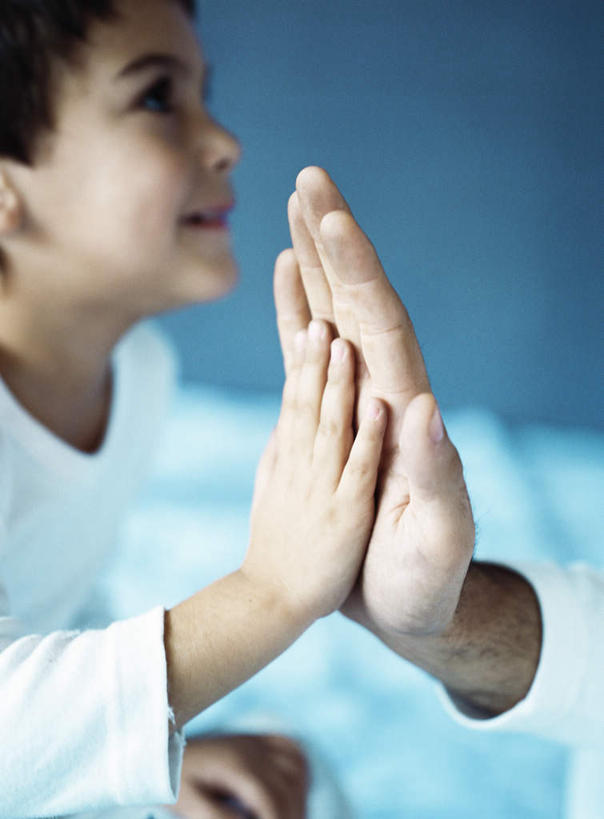 西方人,儿童,手,头发,两个人,家庭,父亲,儿子,坐,笑,摸,微笑,露齿笑,竖图,室内,特写,白天,侧面,快乐,兴奋,纯洁,骄傲,成功,胜利,欧洲,欧洲人,抚摸,击掌,蓝色背景,服装,朦胧,模糊,注视,休闲装,小孩,衣服,黄色,白色,观察,看,手势,转头,休闲,温暖,温馨,父子,一家人,手部,休闲服,父爱,可爱,童年,童趣,自信,摄影,服饰,影棚,观看,和睦,察看,关注,童真,烂漫,无邪,天真,男孩,男人,男性,年轻男性,白种人,孩子,触摸,接触,拍手,坐着,半身,彩图,影棚拍摄,欢乐,开心,拍摄,融洽,男生