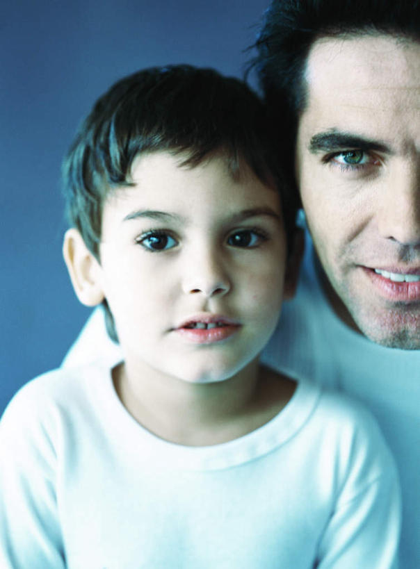 西方人,儿童,头发,两个人,家庭,父亲,儿子,站,笑,微笑,露齿笑,竖图,室内,特写,白天,正面,纯洁,欧洲,欧洲人,蓝色背景,服装,依偎,注视,休闲装,小孩,衣服,黄色,白色,观察,看,靠,靠着,倚靠,站着,休闲,温暖,温馨,父子,一家人,休闲服,父爱,可爱,童年,童趣,摄影,服饰,影棚,观看,和睦,察看,倚着,关注,童真,烂漫,无邪,依附,依赖,投靠,天真,男孩,男人,男性,年轻男性,白种人,孩子,站立,半身,彩图,影棚拍摄,拍摄,融洽,男生