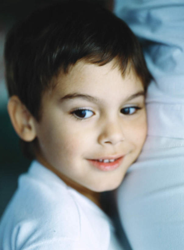 西方人,儿童,脸,头,脸颊,头发,两个人,家庭,父亲,儿子,笑,微笑,露齿笑,竖图,室内,特写,白天,侧面,纯洁,欧洲,欧洲人,蓝色背景,服装,依偎,注视,休闲装,小孩,衣服,黄色,白色,观察,看,靠,靠着,倚靠,转头,休闲,温暖,温馨,父子,一家人,休闲服,父爱,可爱,童年,童趣,摄影,服饰,影棚,观看,和睦,察看,倚着,关注,童真,烂漫,无邪,依附,依赖,投靠,天真,男孩,男人,男性,年轻男性,白种人,孩子,头部,脸部,脸蛋,面部,半身,彩图,影棚拍摄,拍摄,融洽,男生