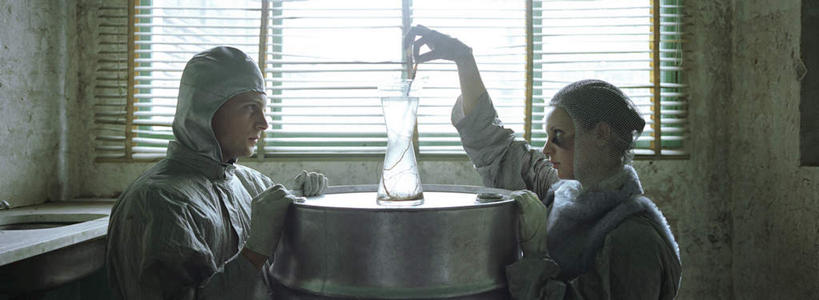 西方人,两个人,伙伴,朋友,科学家,站,举,笑,微笑,横图,室内,白天,侧面,工作服,制服,友谊,实验,窗户,欧洲,欧洲人,一排,握,研究,整齐,科学,方格,罐子,桶,墙,实验室,研究室,拿,拿着,注视,玻璃窗,相视,墙壁,墙面,玻璃制品,排列,一个,玻璃瓶,瓶子,容器,观察,看,托,站着,面对面,握着,单个,观看,储藏,对视,科研,察看,储存,队列,关注,化验,相对,检验,研究所,科学研究者,相看,化验室,检验室,工作制服,友情,男人,男性,年轻男性,年轻女性,女人,女性,白种人,科学工作者,举起,举手,举着,向上举,向上伸,向上托,站立,半身,彩图,工作套服,贮存