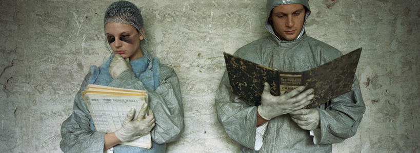 西方人,两个人,伙伴,朋友,科学家,站,捧,笑,摸,微笑,横图,室内,白天,正面,工作服,制服,友谊,实验,欧洲,欧洲人,撑,抚摸,研究,科学,材料,档案,文件,眼镜,墙,实验室,研究室,托腮,注视,墙壁,墙面,资料,观察,看,靠,靠着,托,倚靠,站着,观看,科研,察看,倚着,关注,托下巴,文档,化验,检验,研究所,科学研究者,化验室,检验室,工作制服,友情,男人,男性,年轻男性,年轻女性,女人,女性,白种人,科学工作者,触摸,端,端着,接触,捧着,手捧,站立,半身,彩图,工作套服