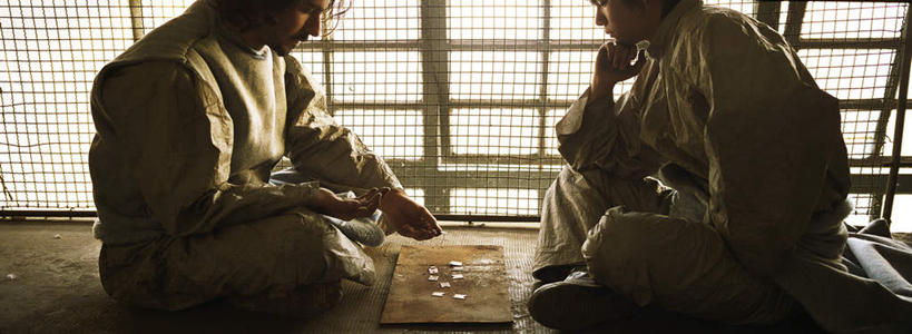 西方人,两个人,伙伴,朋友,坐,盘腿,横图,室内,白天,侧面,友谊,石头,欧洲,欧洲人,撑,阴影,破碎,光线,木板,石子,影子,墙,地面,托腮,注视,破损,相视,墙壁,墙面,衣服,阳光,低头,观察,看,托,面对面,监狱,观看,对视,察看,犯人,罪犯,关注,托下巴,相对,监牢,相看,友情,男人,男性,年轻男性,白种人,石块,盘腿而坐,盘膝,盘着腿的,盘着腿坐,双腿交叉,坐着,半身,彩图