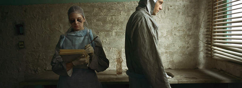 西方人,两个人,伙伴,朋友,科学家,站,捧,横图,室内,白天,正面,工作服,制服,友谊,实验,窗户,欧洲,欧洲人,握,写,研究,科学,笔,材料,档案,文件,眼镜,墙,实验室,研究室,办公用品,拿,拿着,注视,墙壁,墙面,文具,学习用品,资料,低头,观察,记录,看,站着,握着,观看,文具用品,科研,察看,关注,文档,化验,检验,研究所,科学研究者,化验室,检验室,工作制服,友情,男人,男性,年轻男性,年轻女性,女人,女性,白种人,科学工作者,端,端着,捧着,手捧,站立,半身,彩图,工作套服