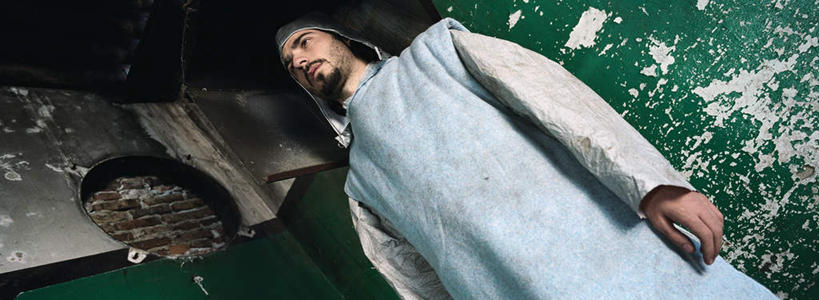 西方人,胡须,一个人,科学家,站,横图,室内,白天,仰视,工作服,制服,实验,欧洲,欧洲人,仅一个男性,仅一个人,研究,科学,圆圈,墙,实验室,研究室,注视,墙壁,墙面,仅一个年轻男性,一个,绿色,观察,看,站着,单个,观看,科研,察看,关注,化验,检验,研究所,科学研究者,化验室,检验室,工作制服,男人,男性,年轻男性,白种人,胡子,络腮胡,科学工作者,站立,半身,彩图,低角度拍摄,工作套服