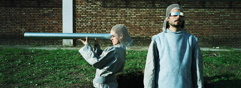 西方人,两个人,伙伴,朋友,科学家,站,举,笑,微笑,露齿笑,横图,室外,白天,正面,工作服,制服,友谊,道路,路,欧洲,欧洲人,一根,一排,握,阴影,整齐,光线,管子,影子,墙,小路,交通,拿,拿着,注视,墙壁,墙面,排列,阳光,观察,看,托,站着,砖头,握着,观看,察看,队列,关注,科学研究者,工作制服,友情,男人,男性,年轻男性,年轻女性,女人,女性,白种人,科学工作者,举起,举手,举着,向上举,向上伸,向上托,站立,半身,彩图,工作套服