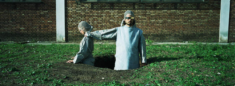 西方人,两个人,伙伴,朋友,科学家,站,摸,横图,室外,白天,正面,工作服,制服,友谊,草地,草坪,植物,道路,路,欧洲,欧洲人,一排,抚摸,阴影,整齐,光线,影子,墙,洞,小路,交通,注视,墙壁,墙面,草,排列,一个,绿色,阳光,低头,观察,看,站着,转头,洞穴,单个,观看,察看,队列,关注,科学研究者,穴,工作制服,友情,男人,男性,年轻男性,年轻女性,女人,女性,白种人,科学工作者,触摸,接触,站立,半身,彩图,工作套服