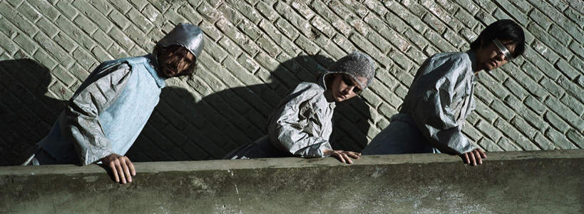 西方人,三个人,同事,朋友,科学家,栏杆,站,笑,摸,微笑,露齿笑,横图,室外,白天,侧面,友谊,成功,合作,团队,集体,信心,楼梯,道路,路,欧洲,欧洲人,一排,撑,抚摸,阴影,整齐,光线,扶手,影子,阶梯,墙,小路,交通,注视,队伍,护栏,墙壁,墙面,台阶,排列,阳光,观察,看,站着,转头,砖头,观看,察看,领导,撑着,成就,队列,关注,合伙,领袖,科学研究者,友情,男人,男性,年轻男性,年轻女性,女人,女性,白种人,科学工作者,触摸,接触,站立,半身,彩图