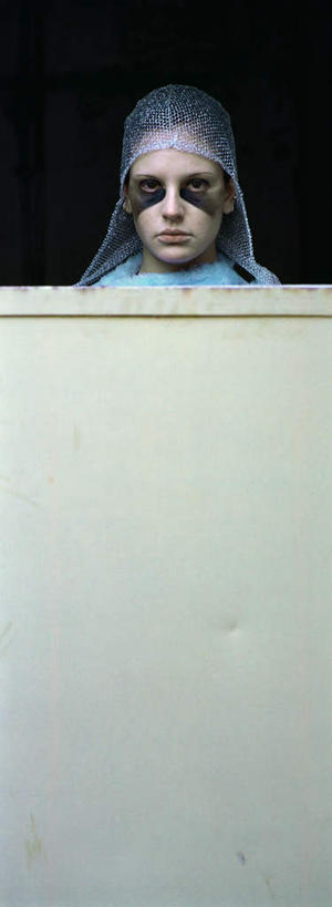 西方人,一个人,科学家,站,竖图,室内,白天,正面,帽子,欧洲,欧洲人,仅一个年轻女性,仅一个女性,仅一个人,服装,墨镜,眼镜,墙,注视,休闲装,墙壁,墙面,一个,衣服,蓝色,太阳镜,太阳眼镜,观察,看,站着,休闲,休闲服,遮阳镜,服饰,单个,观看,察看,关注,科学研究者,年轻女性,女人,女性,白种人,科学工作者,站立,半身,彩图