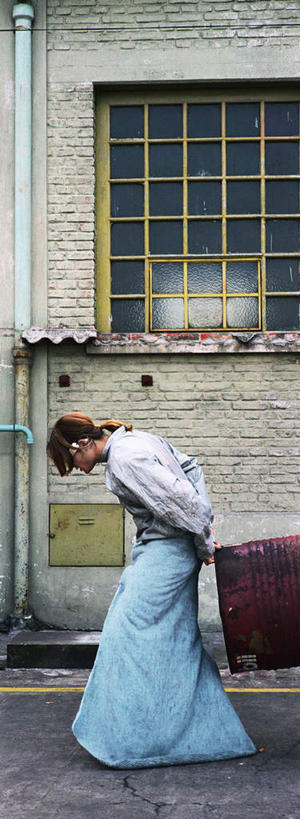 西方人,一个人,站,走,拉,摸,竖图,室外,白天,侧面,窗户,道路,路,欧洲,欧洲人,仅一个年轻女性,仅一个女性,仅一个人,一排,许多,抚摸,弯腰,整齐,方格,铁桶,桶,墙,小路,交通,注视,玻璃窗,墙壁,墙面,排列,一个,红色,容器,低头,观察,看,站着,乞丐,单个,观看,储藏,察看,贫穷,储存,队列,关注,痛苦,可怜,弯身,流浪,年轻女性,女人,女性,白种人,步行,触摸,接触,散步,站立,走路,彩图,全身,贮存