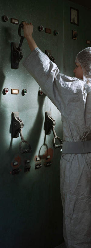 西方人,一个人,科学家,站,举,摸,竖图,室内,白天,侧面,实验,欧洲,欧洲人,仅一个年轻女性,仅一个女性,仅一个人,抚摸,研究,科学,实验室,研究室,注视,观察,看,托,站着,观看,科研,察看,操作,关注,化验,检验,研究所,科学研究者,化验室,检验室,年轻女性,女人,女性,白种人,科学工作者,触摸,接触,举起,举手,举着,向上举,向上伸,向上托,站立,半身,彩图