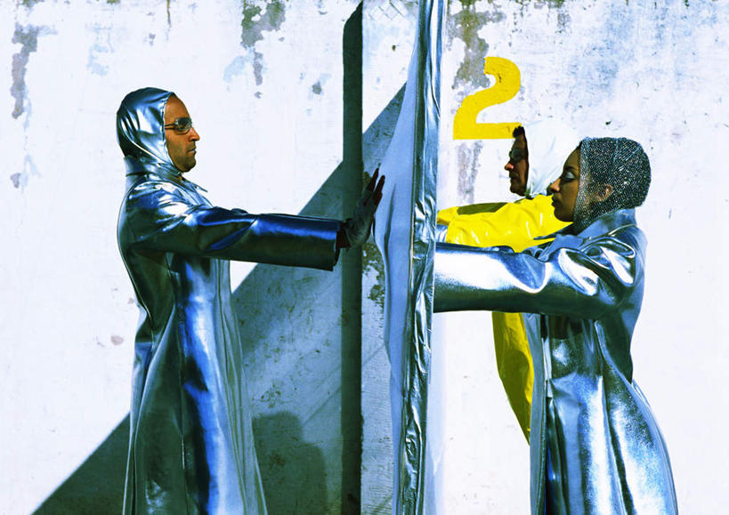 西方人,两个人,家庭,夫妻,站,闭眼,摸,横图,室外,白天,侧面,爱情,科技,欧洲,欧洲人,抚摸,阴影,服装,光线,空间,墨镜,数字,眼镜,影子,墙,银色,浪漫,注视,休闲装,相视,墙壁,墙面,衣服,黄色,阳光,太阳镜,太阳眼镜,观察,看,站着,休闲,温暖,温馨,一家人,面对面,休闲服,遮阳镜,恩爱,恋人,服饰,观看,对视,和睦,察看,科幻,未来,关注,相对,想象,预言,相看,男人,男性,年轻男性,年轻女性,女人,女性,白种人,情侣,闭眼睛,闭着眼,闭着眼睛,触摸,接触,站立,半身,彩图,伴侣,融洽