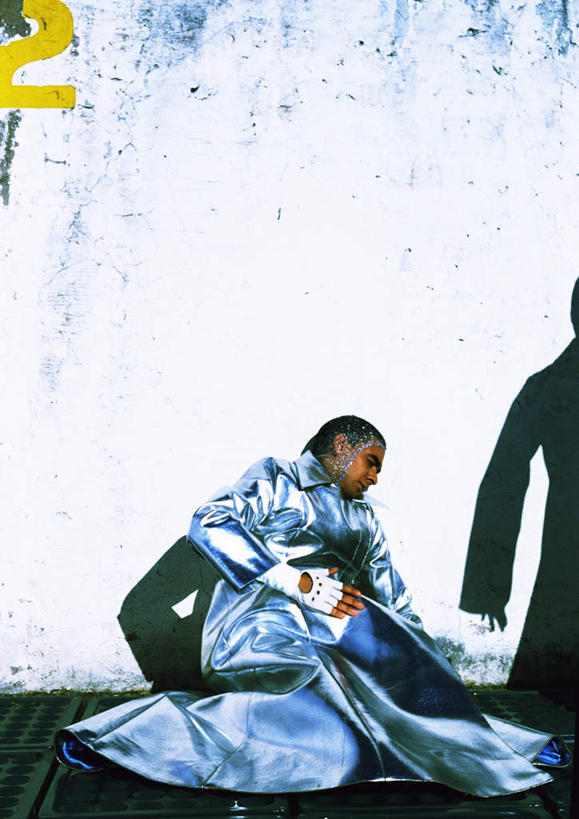 西方人,头发,一个人,躺,闭眼,摸,竖图,室外,白天,正面,科技,欧洲,欧洲人,仅一个男性,仅一个人,抚摸,服装,空间,数字,墙,银色,休闲装,墙壁,墙面,仅一个年轻男性,衣服,黄色,黑色,靠,靠着,倚靠,转头,休闲,休闲服,服饰,倚着,科幻,未来,想象,预言,卧着,男人,男性,年轻男性,白种人,闭眼睛,闭着眼,闭着眼睛,触摸,接触,躺着,卧,彩图,全身