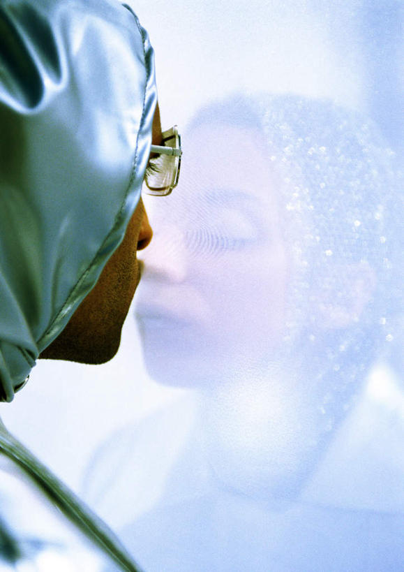 西方人,背部,两个人,家庭,夫妻,站,闭眼,笑,吻,微笑,露齿笑,竖图,室外,白天,正面,爱情,科技,窗户,落地窗,欧洲,欧洲人,阴影,服装,光线,空间,墨镜,眼镜,影子,银色,浪漫,注视,休闲装,玻璃窗,衣服,阳光,太阳镜,太阳眼镜,观察,看,站着,休闲,温暖,温馨,一家人,休闲服,遮阳镜,恩爱,恋人,服饰,观看,和睦,察看,科幻,未来,关注,想象,预言,男人,男性,年轻男性,年轻女性,女人,女性,白种人,情侣,闭眼睛,闭着眼,闭着眼睛,接吻,亲,亲吻,亲嘴,站立,半身,彩图,伴侣,融洽