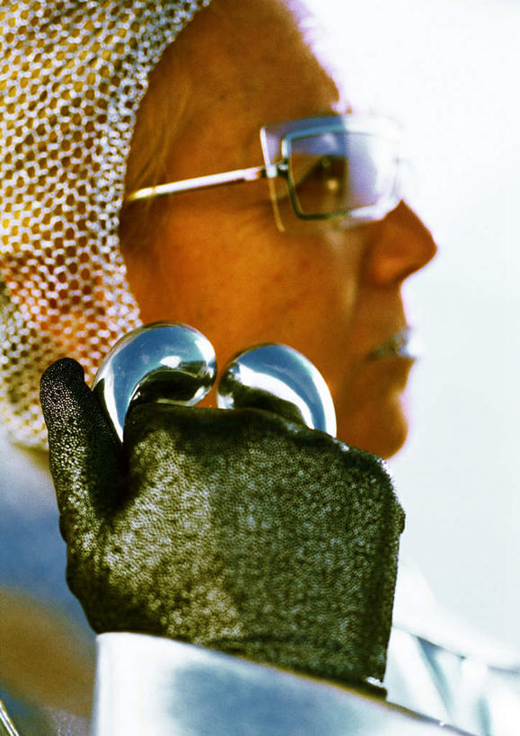 西方人,脸,头,脸颊,一个人,站,举,笑,打电话,微笑,竖图,室内,特写,白天,侧面,科技,电话,手机,欧洲,欧洲人,仅一个女性,仅一个人,一副,握,阴影,服装,光线,空间,墨镜,眼镜,影子,银色,拿,听,拿着,注视,休闲装,通讯设备,一个,衣服,绿色,阳光,手套,太阳镜,太阳眼镜,观察,看,托,站着,休闲,休闲服,遮阳镜,握着,服饰,仅一个老年女性,单个,观看,察看,科幻,未来,关注,想象,预言,交流,老年女性,女人,女性,白种人,头部,脸部,脸蛋,面部,沟通,举起,举手,举着,通话,向上举,向上伸,向上托,站立,半身,彩图