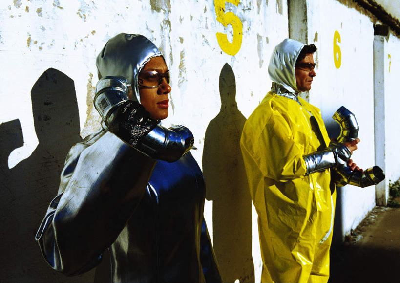 西方人,两个人,家庭,夫妻,站,举,笑,打电话,微笑,横图,室外,白天,侧面,爱情,科技,电话,欧洲,欧洲人,握,阴影,服装,光线,空间,墨镜,眼镜,影子,墙,银色,浪漫,拿,听,拿着,休闲装,通讯设备,墙壁,墙面,两个,衣服,黄色,阳光,话筒,太阳镜,太阳眼镜,靠,靠着,托,倚靠,站着,休闲,温暖,温馨,一家人,休闲服,电话线,遮阳镜,恩爱,握着,恋人,服饰,和睦,倚着,科幻,未来,想象,预言,交流,男人,男性,年轻男性,年轻女性,女人,女性,白种人,情侣,电话机,沟通,举起,举手,举着,通话,向上举,向上伸,向上托,站立,半身,彩图,伴侣,融洽