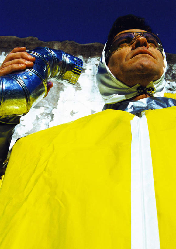 西方人,一个人,站,举,笑,打电话,微笑,竖图,室外,白天,仰视,科技,电话,欧洲,欧洲人,仅一个男性,仅一个人,握,阴影,服装,光线,空间,墨镜,眼镜,影子,云,云朵,拿,听,云彩,拿着,注视,休闲装,通讯设备,仅一个年轻男性,一个,衣服,黄色,蓝色,白云,蓝天,天空,阳光,话筒,太阳镜,太阳眼镜,天,观察,看,托,站着,休闲,休闲服,电话线,遮阳镜,握着,服饰,单个,观看,察看,科幻,未来,关注,想象,预言,交流,男人,男性,年轻男性,白种人,电话机,沟通,举起,举手,举着,通话,向上举,向上伸,向上托,站立,半身,彩图,低角度拍摄