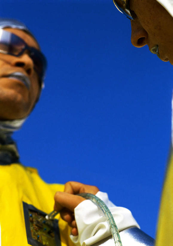 西方人,两个人,家庭,夫妻,站,笑,摸,微笑,露齿笑,竖图,室外,白天,仰视,爱情,科技,欧洲,欧洲人,抚摸,服装,空间,墨镜,眼镜,浪漫,注视,休闲装,相视,衣服,黄色,蓝色,蓝天,天空,太阳镜,太阳眼镜,天,观察,看,站着,休闲,温暖,温馨,一家人,面对面,休闲服,遮阳镜,恩爱,恋人,服饰,晴朗,观看,对视,和睦,察看,科幻,未来,关注,相对,想象,预言,万里无云,相看,男人,男性,年轻男性,年轻女性,女人,女性,白种人,情侣,晴空,晴空万里,触摸,接触,站立,半身,彩图,低角度拍摄,伴侣,融洽