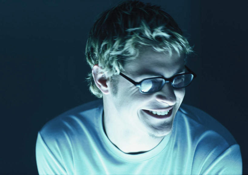 西方人,脸,头,脸颊,胡须,头发,一个人,笑,微笑,露齿笑,横图,室内,特写,白天,正面,欧洲,欧洲人,仅一个男性,仅一个人,一副,蓝色背景,服装,眼镜,注视,休闲装,仅一个年轻男性,衣服,黄色,白色,观察,看,转头,休闲,休闲服,摄影,服饰,影棚,观看,察看,关注,近视眼镜,男人,男性,年轻男性,白种人,头部,胡子,小胡子,脸部,脸蛋,面部,半身,彩图,影棚拍摄,拍摄