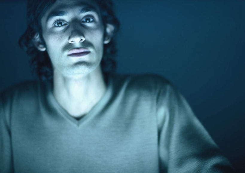 西方人,脸,头,脸颊,头发,一个人,笑,微笑,横图,室内,特写,白天,正面,欧洲,欧洲人,仅一个男性,仅一个人,蓝色背景,服装,注视,休闲装,仅一个年轻男性,衣服,黑色,灰色,观察,看,休闲,休闲服,摄影,服饰,影棚,观看,察看,关注,男人,男性,年轻男性,白种人,头部,脸部,脸蛋,面部,半身,彩图,影棚拍摄,拍摄