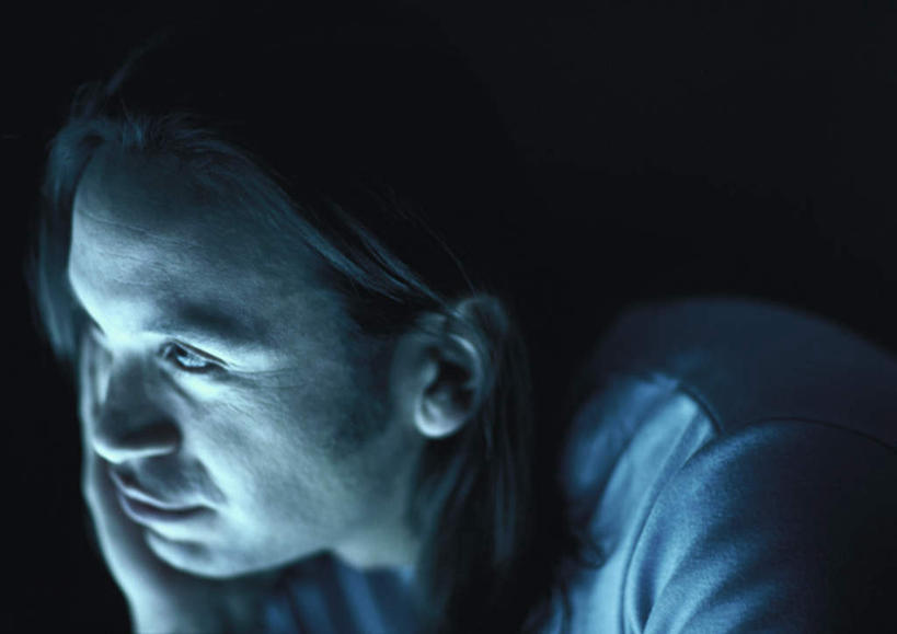 西方人,脸,头,脸颊,头发,一个人,笑,摸,微笑,横图,室内,特写,白天,侧面,欧洲,欧洲人,仅一个男性,仅一个人,撑,抚摸,黑色背景,服装,托腮,注视,休闲装,仅一个年轻男性,衣服,蓝色,黑色,观察,看,托,休闲,休闲服,摄影,服饰,影棚,观看,察看,撑着,关注,托下巴,男人,男性,年轻男性,白种人,头部,长发,脸部,脸蛋,面部,触摸,接触,半身,彩图,影棚拍摄,拍摄