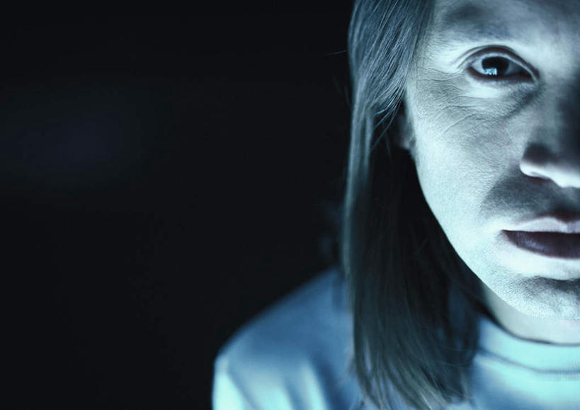 西方人,脸,头,脸颊,头发,一个人,笑,微笑,横图,室内,特写,白天,正面,欧洲,欧洲人,仅一个男性,仅一个人,黑色背景,服装,注视,休闲装,仅一个年轻男性,衣服,白色,黑色,观察,看,休闲,休闲服,摄影,服饰,影棚,观看,察看,关注,男人,男性,年轻男性,白种人,头部,长发,脸部,脸蛋,面部,半身,彩图,影棚拍摄,拍摄