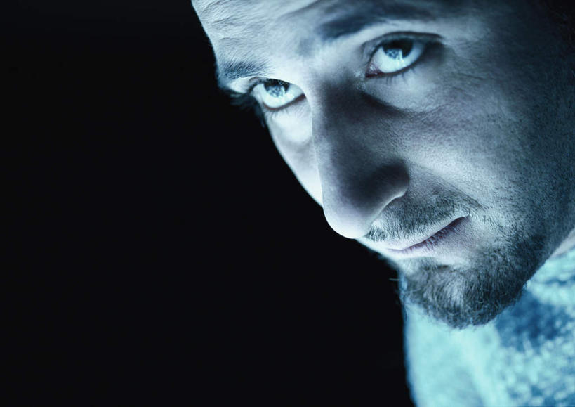 西方人,脸,头,脸颊,胡须,头发,一个人,笑,微笑,横图,室内,特写,白天,侧面,欧洲,欧洲人,仅一个男性,仅一个人,黑色背景,服装,注视,休闲装,仅一个年轻男性,衣服,黄色,白色,观察,看,休闲,休闲服,摄影,服饰,影棚,观看,察看,关注,男人,男性,年轻男性,白种人,头部,胡子,络腮胡,脸部,脸蛋,面部,半身,彩图,影棚拍摄,拍摄