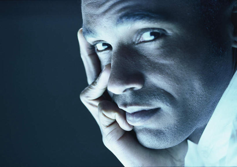 西方人,脸,头,脸颊,手,皱纹,头发,一个人,笑,摸,微笑,横图,室内,特写,白天,侧面,欧洲,欧洲人,仅一个男性,仅一个人,撑,抚摸,蓝色背景,服装,托腮,注视,休闲装,仅一个年轻男性,衣服,白色,黑色,观察,看,托,转头,休闲,手部,休闲服,摄影,服饰,影棚,观看,察看,撑着,关注,托下巴,男人,男性,年轻男性,白种人,头部,脸部,脸蛋,面部,触摸,接触,半身,彩图,影棚拍摄,拍摄