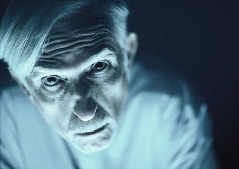 西方人,脸,头,脸颊,皱纹,头发,一个人,笑,微笑,横图,室内,特写,白天,正面,欧洲,欧洲人,仅一个男性,仅一个人,蓝色背景,服装,注视,休闲装,衣服,白色,观察,看,仅一个老年男性,休闲,休闲服,摄影,服饰,影棚,观看,察看,关注,老年男性,男人,男性,白种人,头部,脸部,脸蛋,面部,抬头,仰头,半身,彩图,影棚拍摄,拍摄