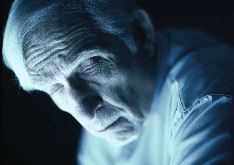 西方人,脸,头,脸颊,皱纹,头发,一个人,闭眼,横图,室内,特写,白天,侧面,欧洲,欧洲人,仅一个男性,仅一个人,黑色背景,服装,休闲装,衣服,白色,仅一个老年男性,休闲,休闲服,摄影,服饰,影棚,老年男性,男人,男性,白种人,头部,脸部,脸蛋,面部,闭眼睛,闭着眼,闭着眼睛,半身,彩图,影棚拍摄,拍摄