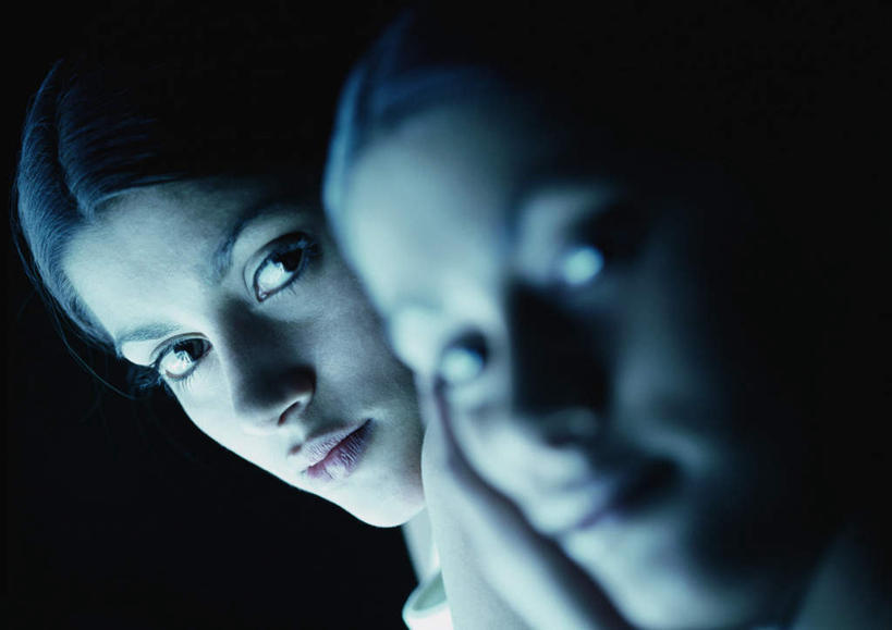 西方人,脸,头,脸颊,手,头发,两个人,伙伴,朋友,站,笑,摸,微笑,露齿笑,横图,室内,特写,白天,侧面,友谊,欧洲,欧洲人,撑,抚摸,黑色背景,朦胧,模糊,托腮,注视,黄色,观察,看,托,站着,转头,手部,摄影,影棚,观看,察看,撑着,关注,托下巴,友情,年轻女性,女人,女性,白种人,头部,长发,脸部,脸蛋,面部,触摸,接触,站立,半身,彩图,影棚拍摄,拍摄