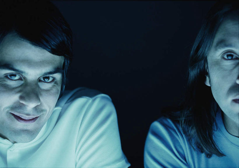 西方人,脸,头,脸颊,头发,两个人,伙伴,朋友,笑,微笑,露齿笑,横图,室内,特写,白天,正面,友谊,欧洲,欧洲人,黑色背景,服装,注视,休闲装,衣服,黄色,蓝色,白色,观察,看,休闲,休闲服,摄影,服饰,影棚,观看,察看,关注,友情,男人,男性,年轻男性,白种人,头部,长发,脸部,脸蛋,面部,半身,彩图,影棚拍摄,拍摄