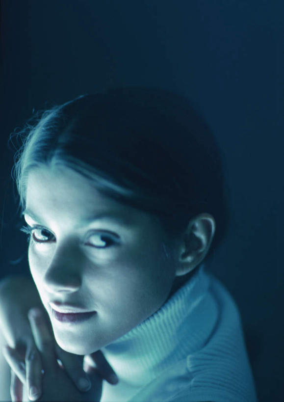 西方人,脸,头,脸颊,头发,一个人,笑,摸,微笑,竖图,俯视,室内,特写,白天,欧洲,欧洲人,仅一个年轻女性,仅一个女性,仅一个人,撑,抚摸,蓝色背景,服装,托腮,注视,休闲装,衣服,黄色,白色,观察,看,托,转头,休闲,休闲服,摄影,服饰,影棚,观看,察看,撑着,关注,托下巴,年轻女性,女人,女性,白种人,头部,长发,脸部,脸蛋,面部,触摸,接触,半身,彩图,高角度拍摄,影棚拍摄,拍摄