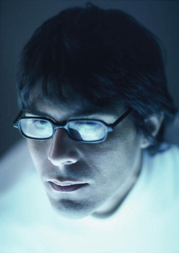 西方人,脸,头,脸颊,头发,一个人,笑,微笑,竖图,室内,特写,白天,正面,信用卡,欧洲,欧洲人,仅一个男性,仅一个人,一副,蓝色背景,服装,眼镜,休闲装,仅一个年轻男性,衣服,白色,黑色,休闲,休闲服,卡,储蓄卡,摄影,服饰,影棚,近视眼镜,银行卡,男人,男性,年轻男性,白种人,头部,脸部,脸蛋,面部,半身,彩图,影棚拍摄,拍摄