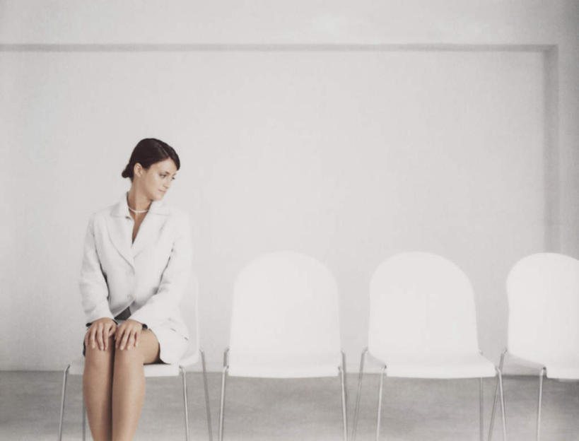 西方人,头发,一个人,商务人士,商务女性,笑,摸,微笑,露齿笑,横图,室内,白天,白色背景,正面,椅子,欧洲,欧洲人,仅一个年轻女性,仅一个女性,仅一个人,一排,抚摸,套装,整齐,木椅,墙,地面,注视,墙壁,墙面,排列,白色,黑色,观察,看,转头,四个,摄影,影棚,观看,察看,队列,关注,商务装,工薪阶层,年轻女性,女人,女性,白种人,白领,上班族,触摸,接触,半身,彩图,影棚拍摄,拍摄