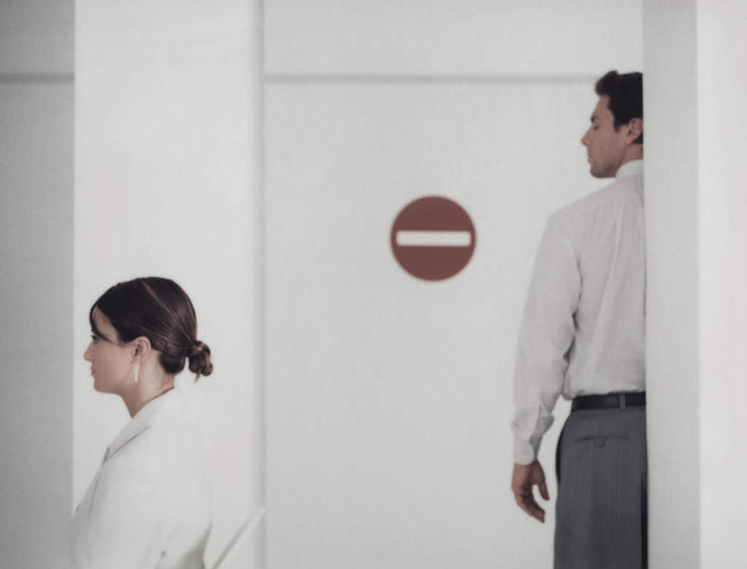 西方人,头发,两个人,伙伴,朋友,商务人士,商务男性,商务女性,站,坐,笑,微笑,露齿笑,横图,室内,白天,白色背景,衬衫,友谊,指示牌,椅子,欧洲,欧洲人,一把,套装,标志,文字,木椅,墙,警告,注视,标识,墙壁,墙面,背面,黄色,红色,黑色,观察,看,靠,靠着,倚靠,站着,转头,警示,摄影,影棚,观看,禁止,提醒,察看,倚着,关注,提示,限制,商务装,工薪阶层,危险,友情,男人,男性,年轻男性,年轻女性,女人,女性,白种人,白领,上班族,站立,坐着,半身,彩图,影棚拍摄,衬衣,拍摄