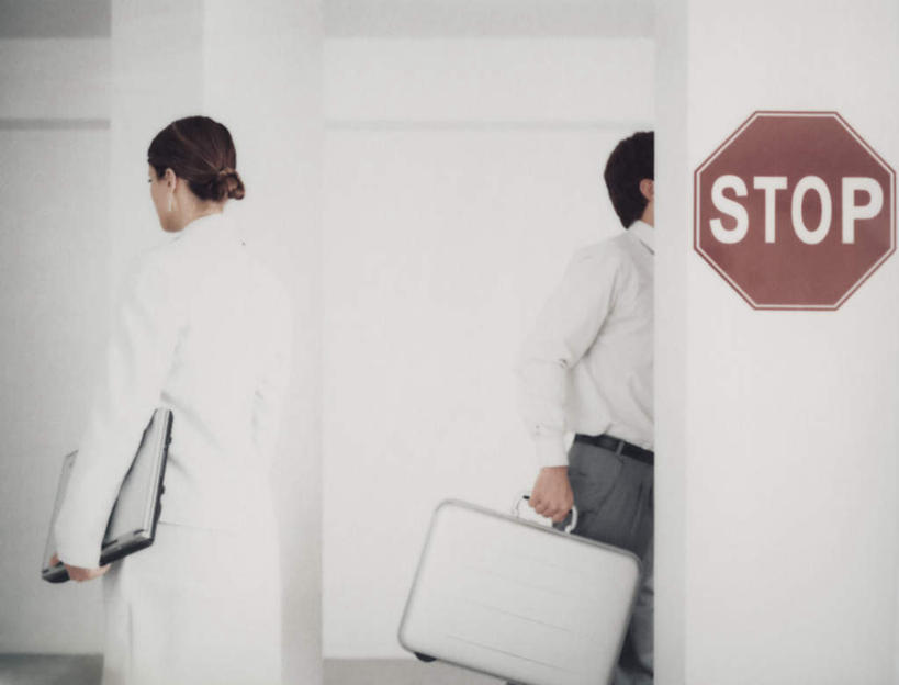 西方人,背部,两个人,伙伴,朋友,商务人士,商务男性,商务女性,站,走,横图,室内,白天,白色背景,衬衫,友谊,安全,电脑,笔记本电脑,指示牌,手提箱,欧洲,欧洲人,套装,网络,标志,文字,字符,字母,墙,拎,通讯设备,标识,墙壁,墙面,背面,红色,箱子,站着,摄影,影棚,保护,停止,无线,保险,通信设备,商务装,无线网络,私密,无线上网,便携式电脑,工薪阶层,密码箱,友情,手提电脑,男人,男性,年轻男性,年轻女性,女人,女性,白种人,白领,上班族,步行,站立,走路,半身,彩图,影棚拍摄,衬衣,拍摄,拎着