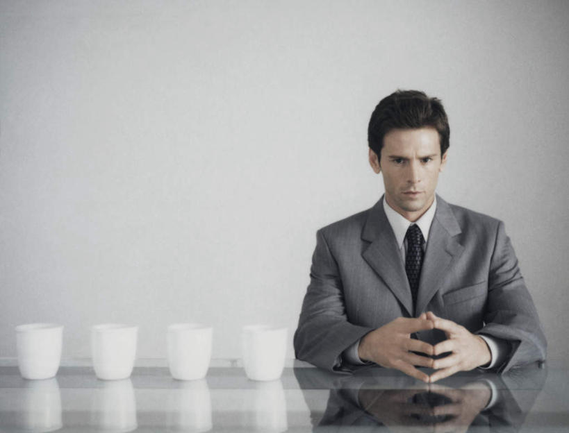 西方人,头发,一个人,商务人士,商务男性,坐,摸,横图,室内,白天,白色背景,正面,衬衫,杯子,欧洲,欧洲人,仅一个男性,仅一个人,一排,抚摸,阴影,套装,整齐,反射,影子,墙,注视,墙壁,墙面,排列,仅一个年轻男性,白色,黑色,水杯,观察,看,四个,摄影,影棚,观看,察看,队列,关注,商务装,工薪阶层,男人,男性,年轻男性,白种人,白领,上班族,茶杯,触摸,接触,坐着,半身,彩图,影棚拍摄,衬衣,拍摄