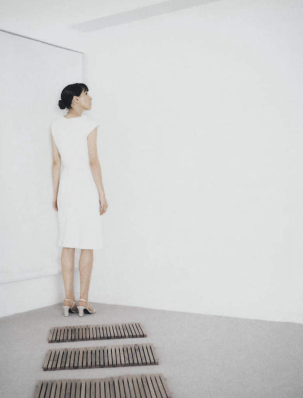 西方人,头发,一个人,商务人士,商务女性,站,笑,微笑,露齿笑,竖图,室内,白天,白色背景,欧洲,欧洲人,仅一个年轻女性,仅一个女性,仅一个人,三块,一排,套装,整齐,木板,墙,注视,墙壁,墙面,排列,背面,黑色,观察,看,站着,转头,摄影,影棚,观看,察看,队列,关注,商务装,工薪阶层,年轻女性,女人,女性,白种人,白领,上班族,站立,彩图,全身,影棚拍摄,拍摄