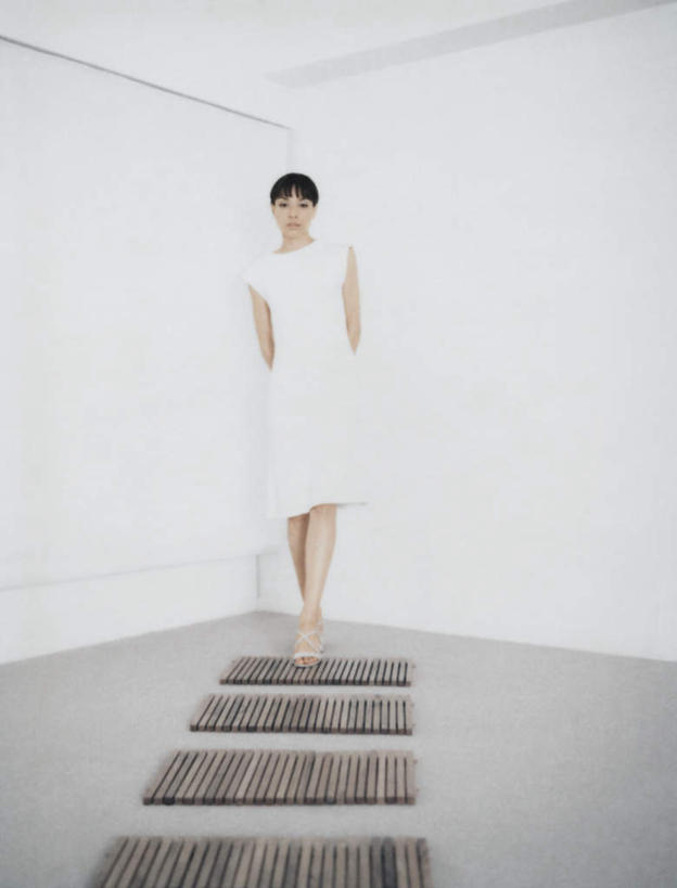 西方人,头发,一个人,站,走,摸,竖图,室内,白天,白色背景,正面,欧洲,欧洲人,仅一个年轻女性,仅一个女性,仅一个人,一排,抚摸,整齐,木板,墙,注视,墙壁,墙面,排列,黑色,观察,看,站着,四块,摄影,影棚,观看,察看,队列,关注,年轻女性,女人,女性,白种人,步行,触摸,接触,站立,走路,彩图,全身,影棚拍摄,拍摄