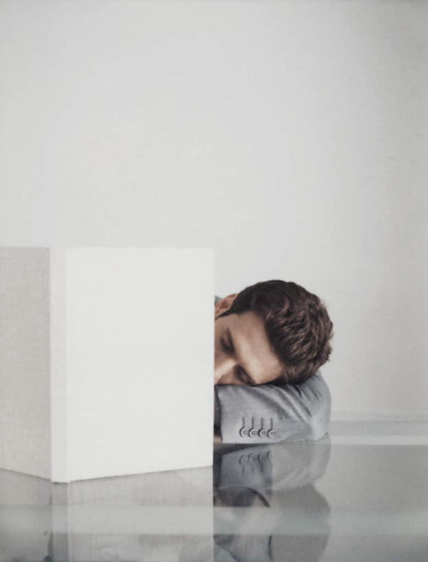 西方人,头发,一个人,商务人士,商务男性,闭眼,摸,睡,竖图,室内,白天,白色背景,正面,衬衫,桌子,书籍,欧洲,欧洲人,仅一个男性,仅一个人,一本,撑,抚摸,阴影,套装,反射,影子,办公桌,墙,墙壁,墙面,仅一个年轻男性,黑色,打开,趴着,转头,摄影,影棚,撑着,开启,商务装,工薪阶层,男人,男性,年轻男性,白种人,白领,上班族,书,图书,闭眼睛,闭着眼,闭着眼睛,触摸,接触,困,困觉,趴,寝息,睡觉,半身,彩图,影棚拍摄,衬衣,拍摄