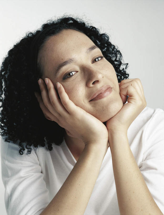 西方人,脸,头,脸颊,头发,一个人,笑,摸,微笑,竖图,室内,特写,白天,白色背景,正面,欧洲,欧洲人,仅一个年轻女性,仅一个女性,仅一个人,撑,抚摸,服装,托腮,注视,休闲装,衣服,白色,黑色,观察,看,托,休闲,休闲服,摄影,服饰,影棚,观看,察看,撑着,关注,托下巴,年轻女性,女人,女性,白种人,头部,卷发,脸部,脸蛋,面部,触摸,接触,半身,彩图,影棚拍摄,拍摄